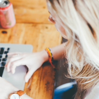 学校の公式サイトでわかること